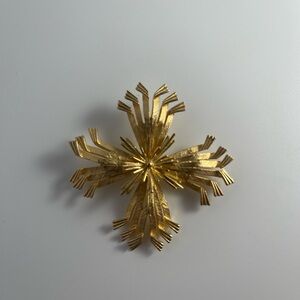Vintage gold tone textured Maltese cross Pin brooch